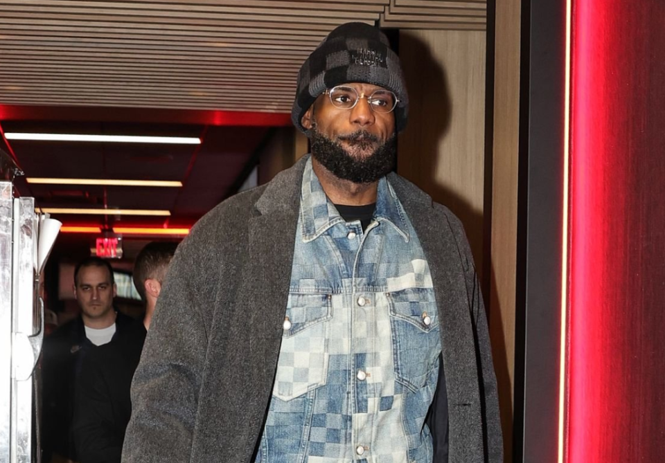 开云体育下载-队记：詹姆斯未来从未如此不确定 湖人生涯很可能在本赛季后结束