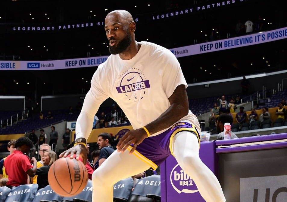 开云体育下载-队记：詹姆斯未来从未如此不确定 湖人生涯很可能在本赛季后结束