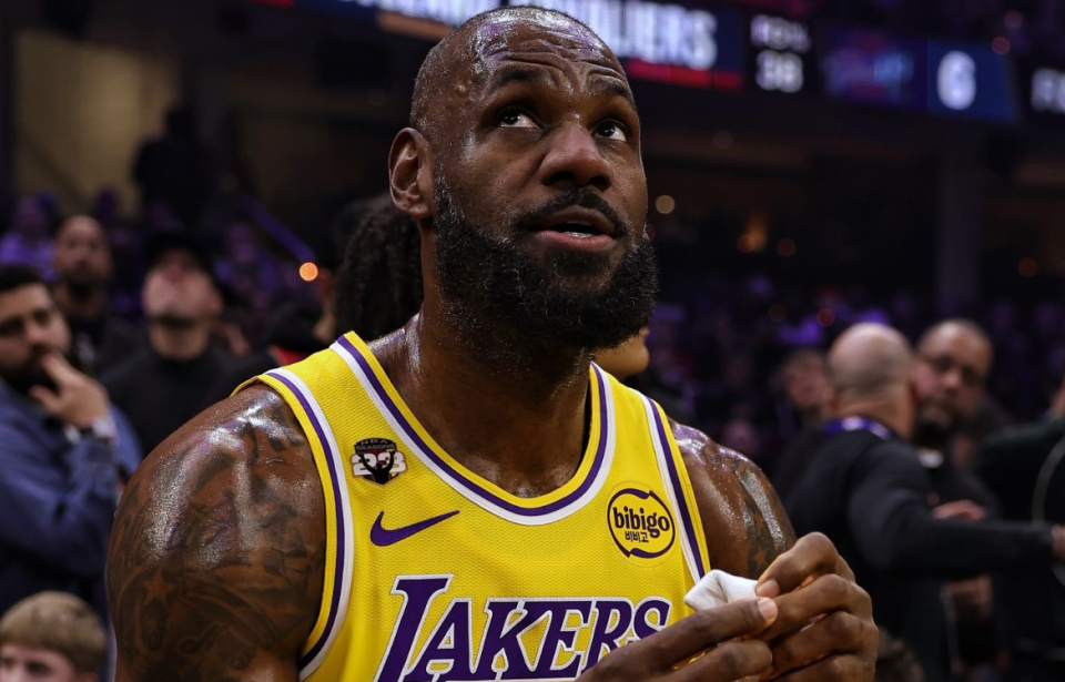 开云体育下载-队记：詹姆斯未来从未如此不确定 湖人生涯很可能在本赛季后结束