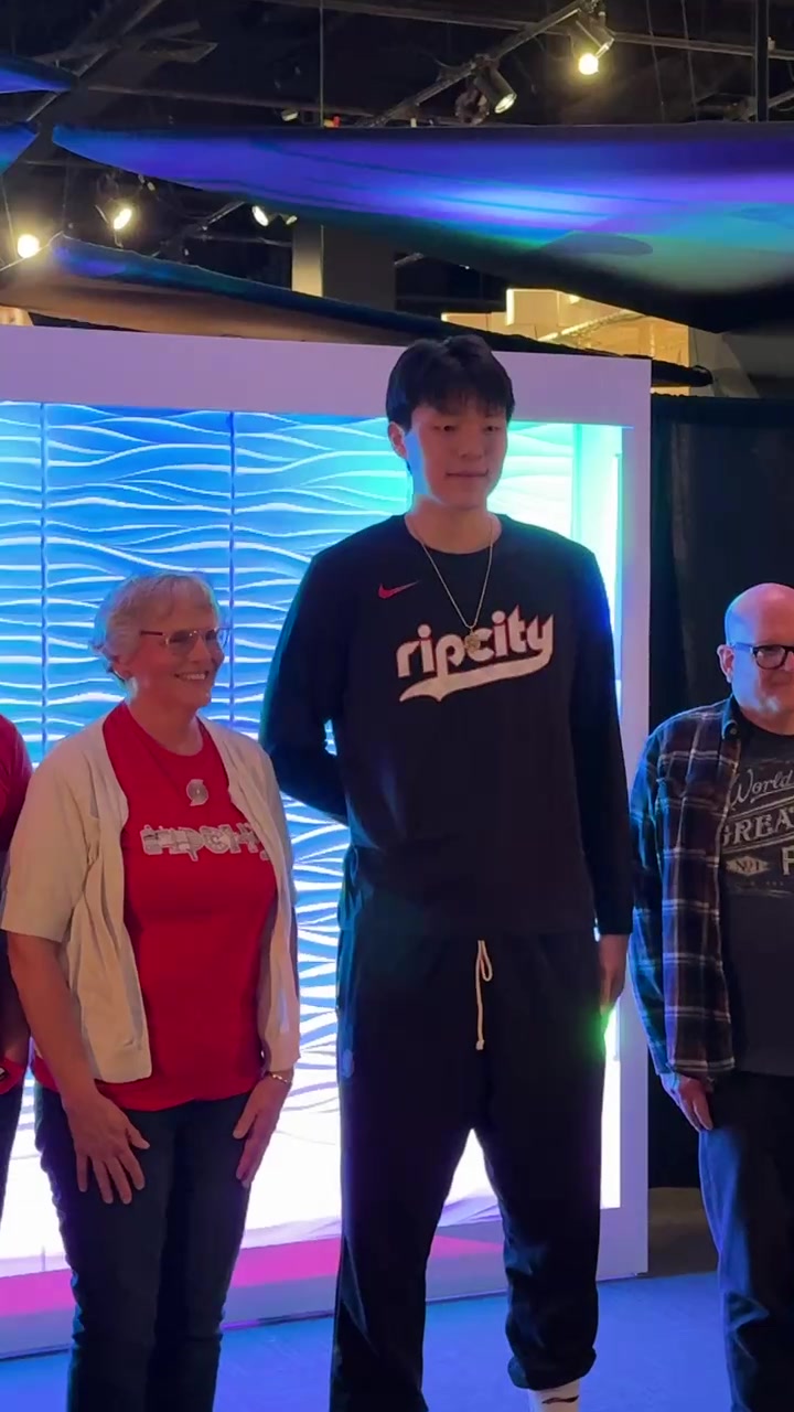 开云APP-融入球队文化！杨瀚森化身背景板 满脸微笑与球迷合影留念