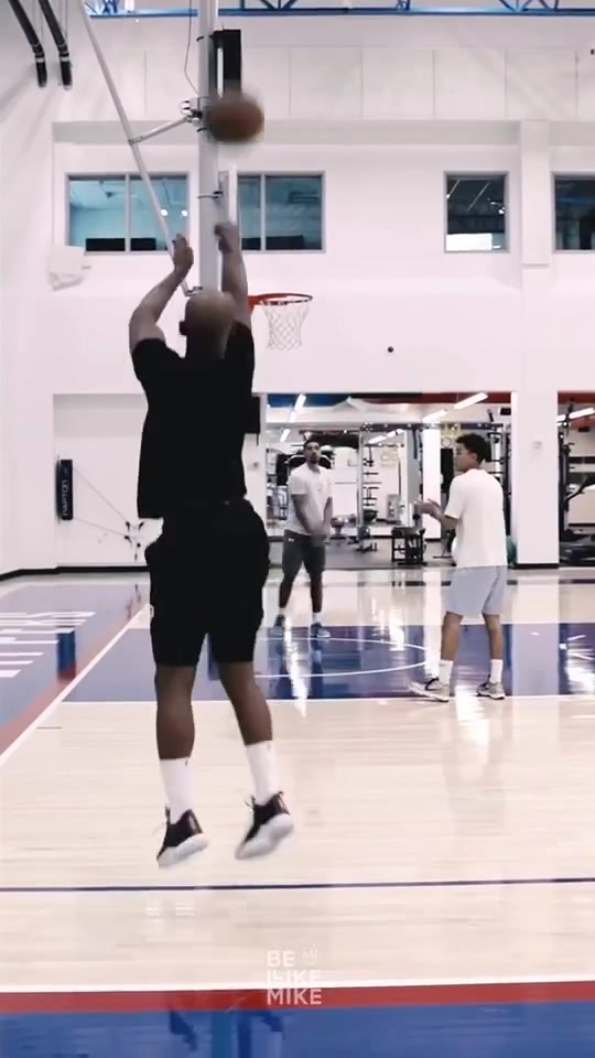 开云APP-哦🧐？保罗晒出三分训练视频并@湖人主帅雷迪克 20次出手全中！