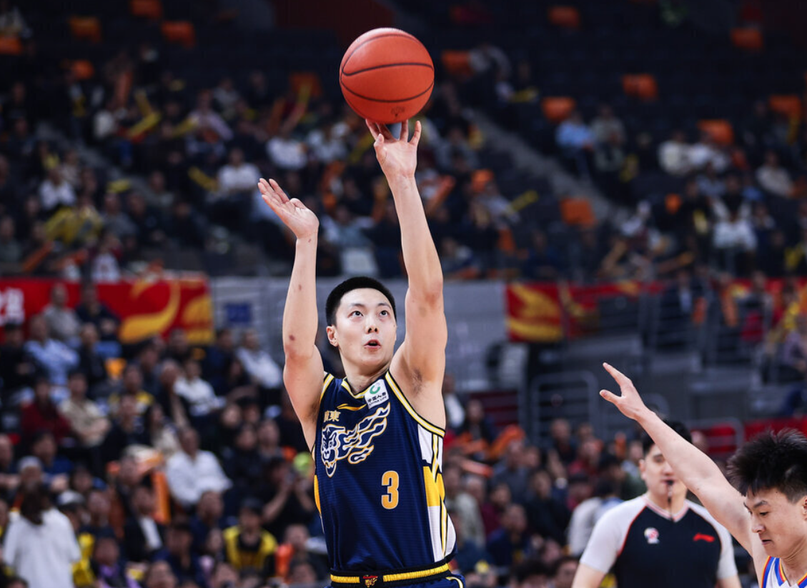 开云-末节11分!胡明轩只打关键球,率领广东捍卫主场