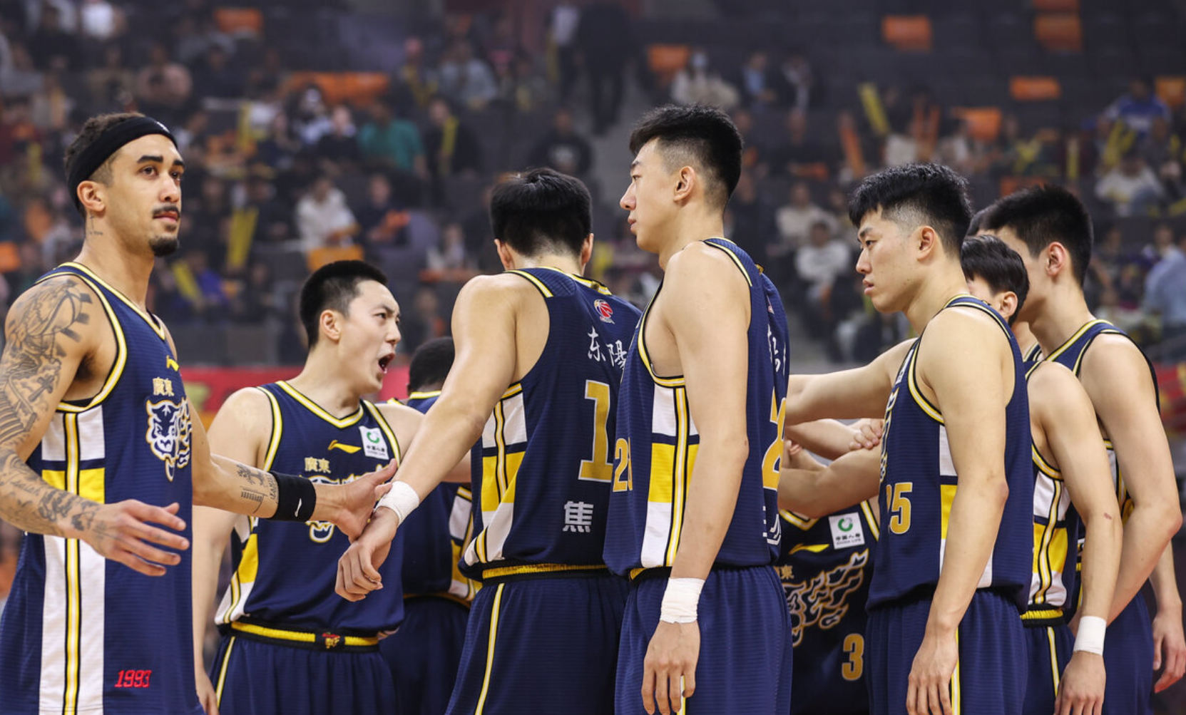 开云-末节11分!胡明轩只打关键球,率领广东捍卫主场