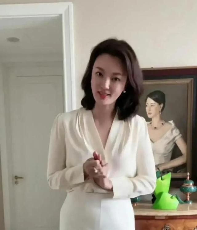 开云官网-怪不得都叫她人间尤物，这是当年最美央视春晚主持人刘芳菲
