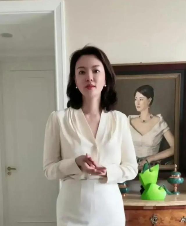 开云官网-怪不得都叫她人间尤物，这是当年最美央视春晚主持人刘芳菲