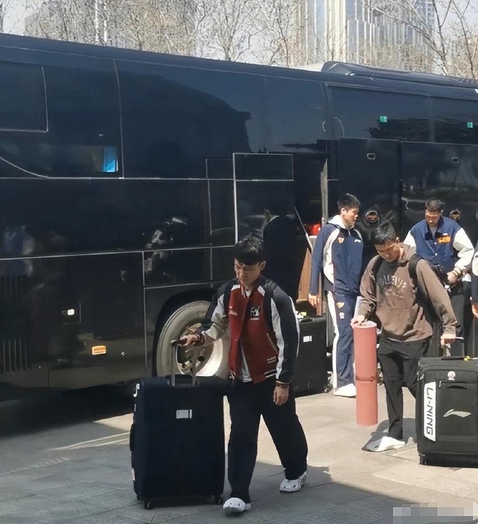 开云APP-难逃两连败?广东队出征青岛人人愁容满面,粤蜜喷:作妖就该惩罚