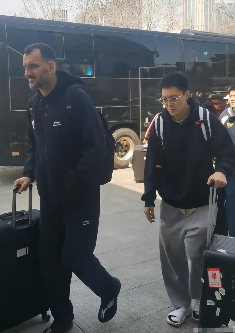开云APP-难逃两连败?广东队出征青岛人人愁容满面,粤蜜喷:作妖就该惩罚