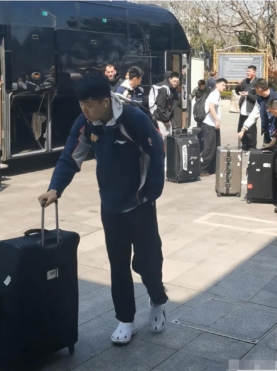 开云APP-难逃两连败?广东队出征青岛人人愁容满面,粤蜜喷:作妖就该惩罚