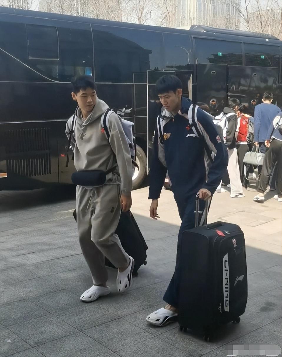 开云APP-难逃两连败?广东队出征青岛人人愁容满面,粤蜜喷:作妖就该惩罚